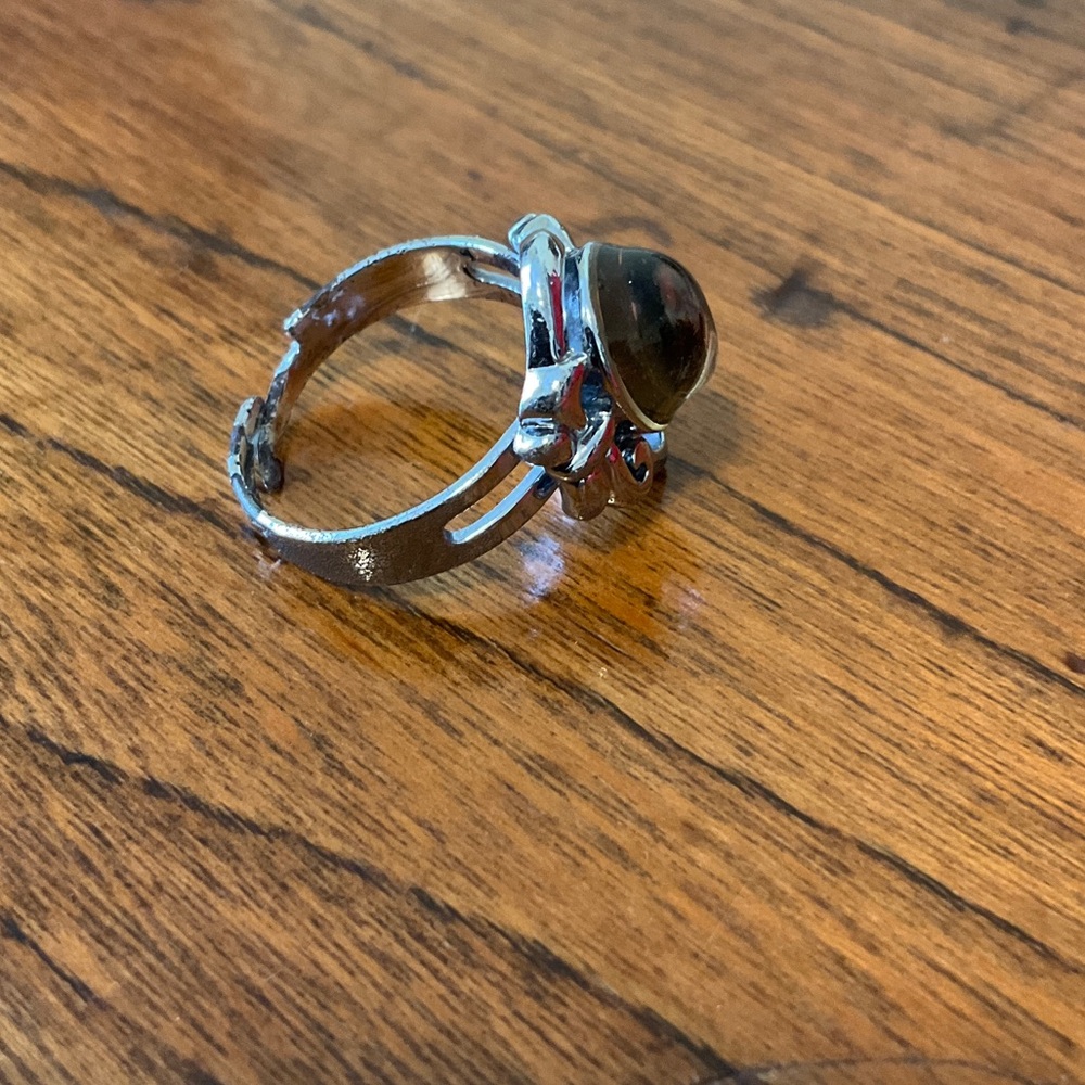 Elegant Silver Tone Ring - Picture 3 of 4